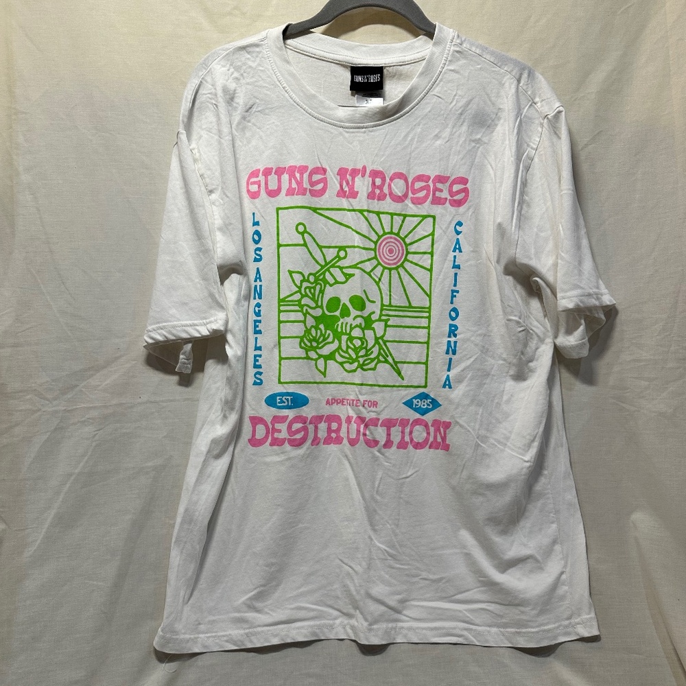 Guns n Roses T-Shirt NWOT Size M Concert Tee Vintage Vibe
